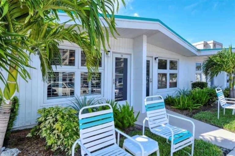 Siesta Royale Condos in Siesta Key, FL. - Building