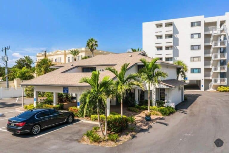 Siesta Sands Condos in Siesta Key, FL. - Entry