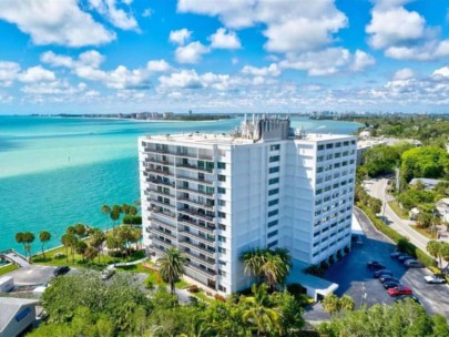 Siesta Towers Condos in Siesta Key, FL. - Building