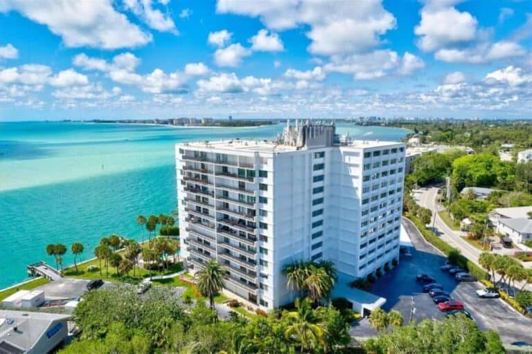 Siesta Towers Condos in Siesta Key, FL. - Building
