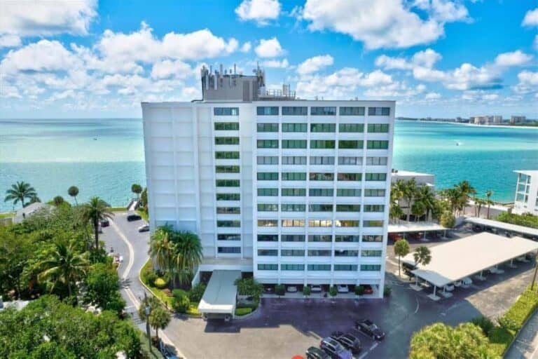 Siesta Towers Condos in Siesta Key, FL. - Building