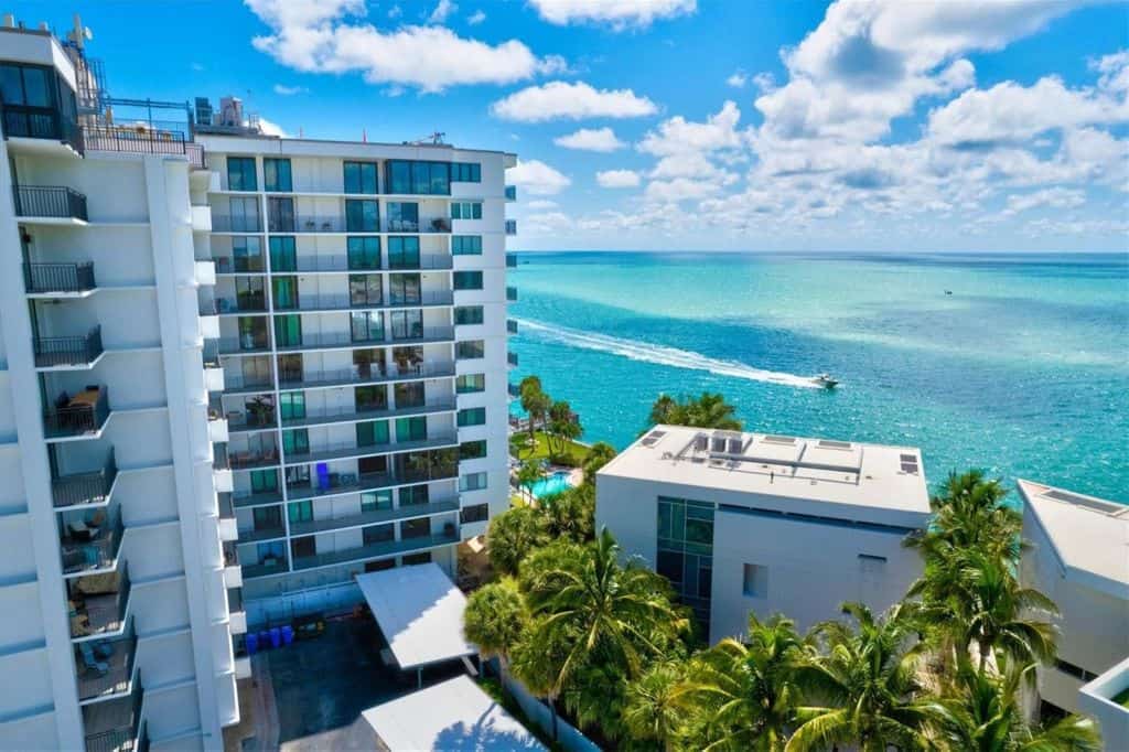 Siesta Towers Condos in Siesta Key, FL. - Gulf Waterfront