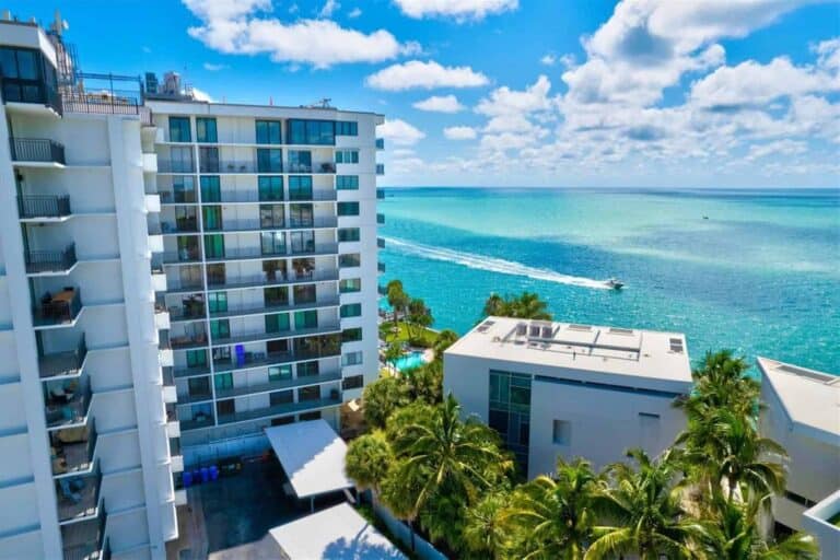 Siesta Towers Condos For Sale in Siesta Key, FL.