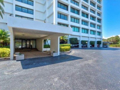 Siesta Towers Condos in Siesta Key, FL. - Entrance