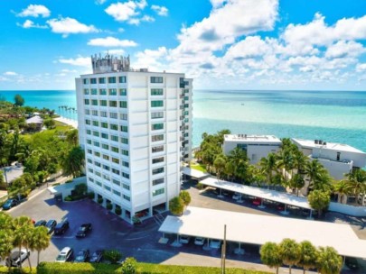 Siesta Towers Condos in Siesta Key, FL. - Building