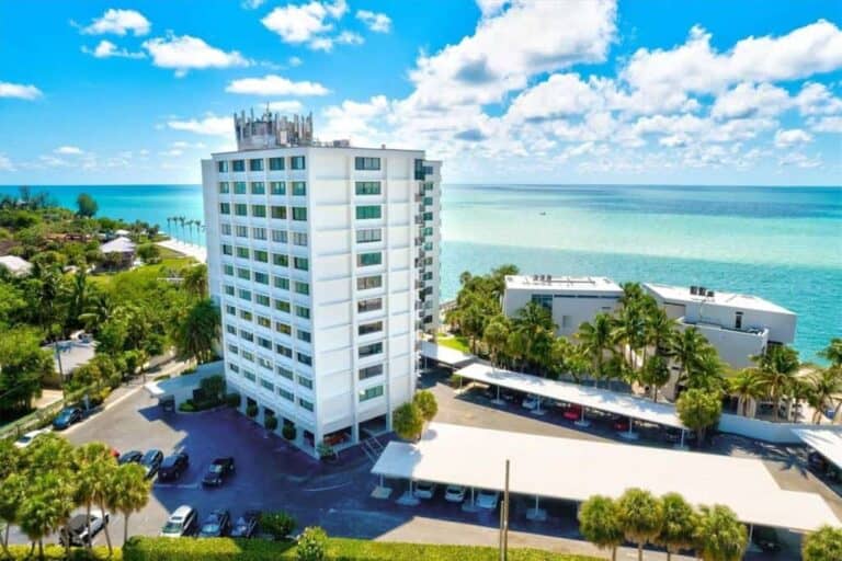 Siesta Towers Condos in Siesta Key, FL. - Building