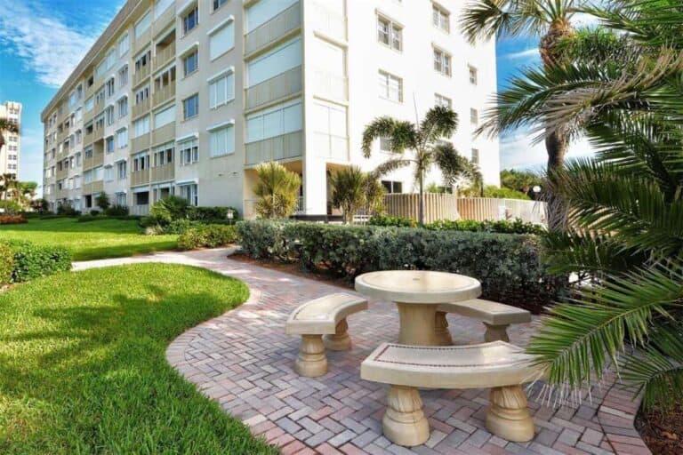 Tiffany Plaza Condos in Longboat Key, FL. - Grounds