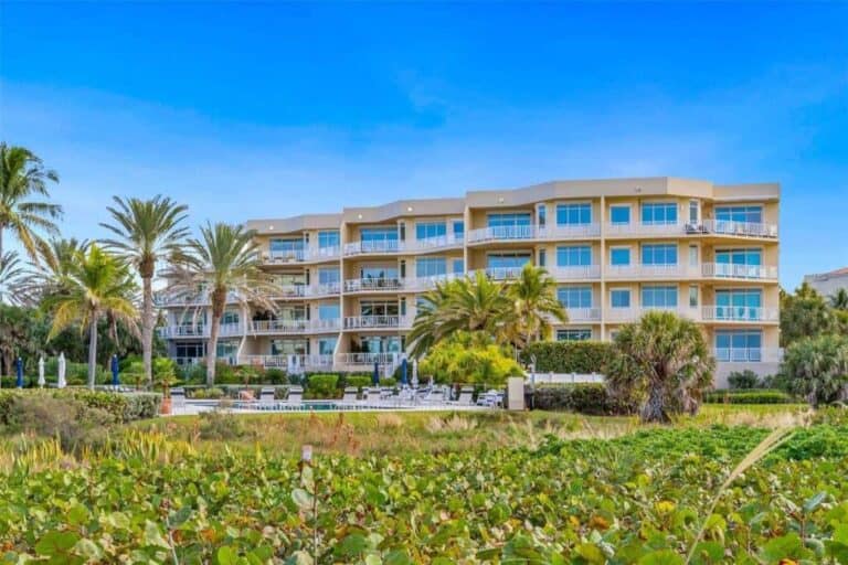 Villa Di Lancia Condos in Longboat Key, FL. - Building