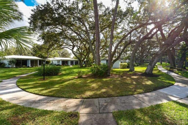 Village Green Condos in Sarasota, FL. - Grounds