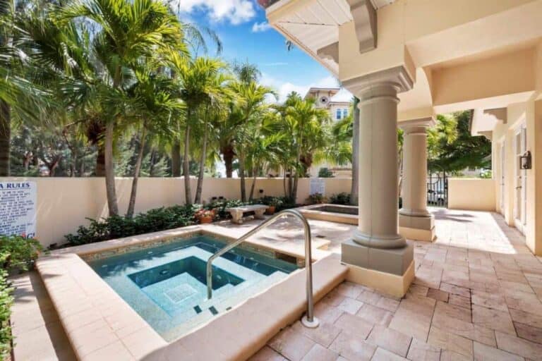 Vizcaya Condos in Longboat Key, FL. - Hot Tub