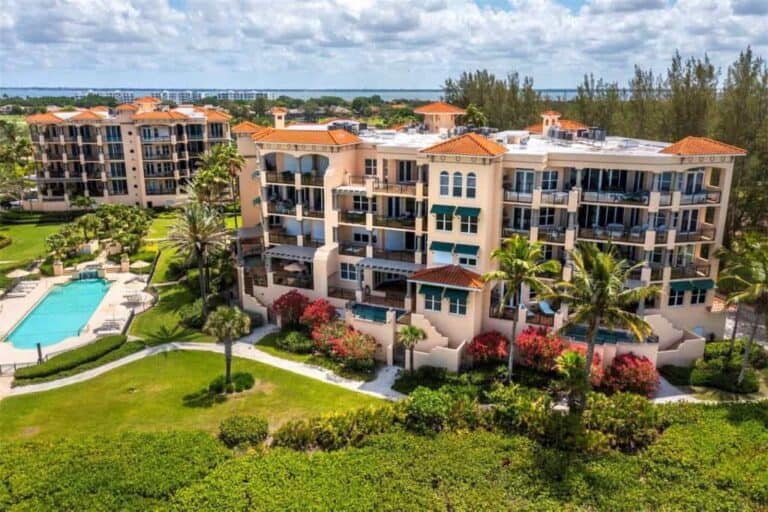 Vizcaya Condos in Longboat Key, FL. - Building