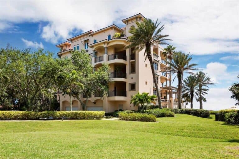 Vizcaya Condos in Longboat Key, FL. - Building