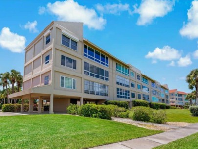 Windward Bay Condos in Longboat Key, FL. - Building