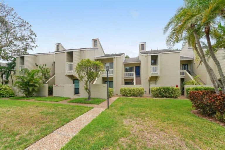 Banyan Bay Club Condos in Longboat Key, FL. - Building