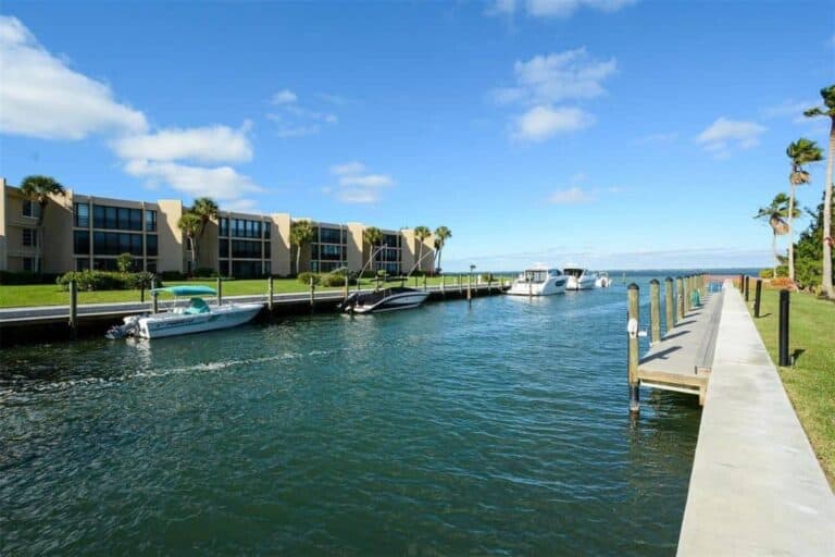 Bay Harbour Condos in Longboat Key, FL. - Boat Slips