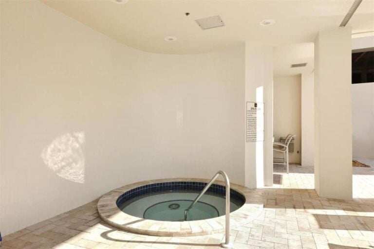 Bay Plaza Condos in Downtown Sarasota, FL. - Hot Tub