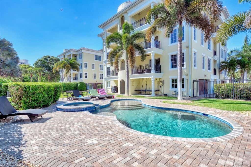 Beach Villas Condos in Siesta Key, FL. - Pool