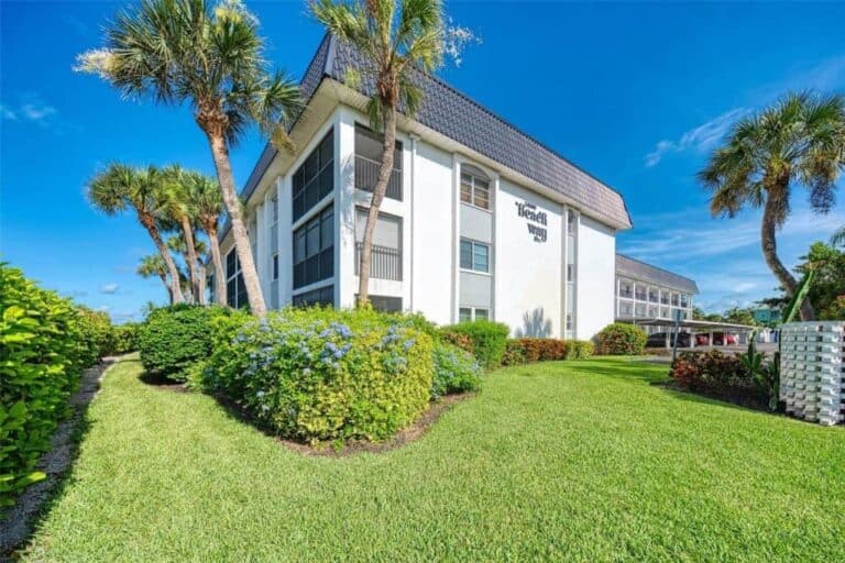 Beachway Condos in Siesta Key, FL. - Building