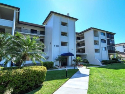 Buttonwood Cove Condos in Longboat Key, FL. - Building