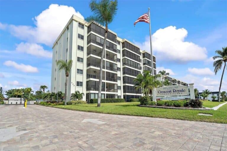 Crescent Royale Condos in Siesta Key, FL. - Building