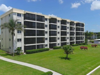 Crescent Royale Condos in Siesta Key, FL. - Building