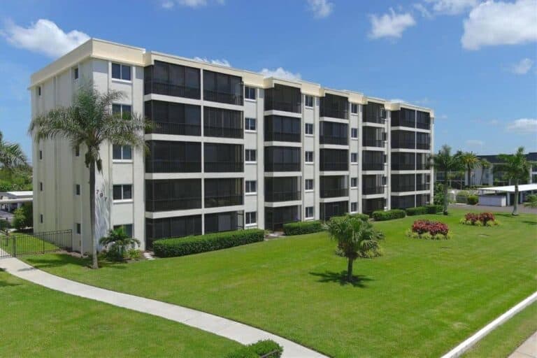Crescent Royale Condos in Siesta Key, FL. - Building