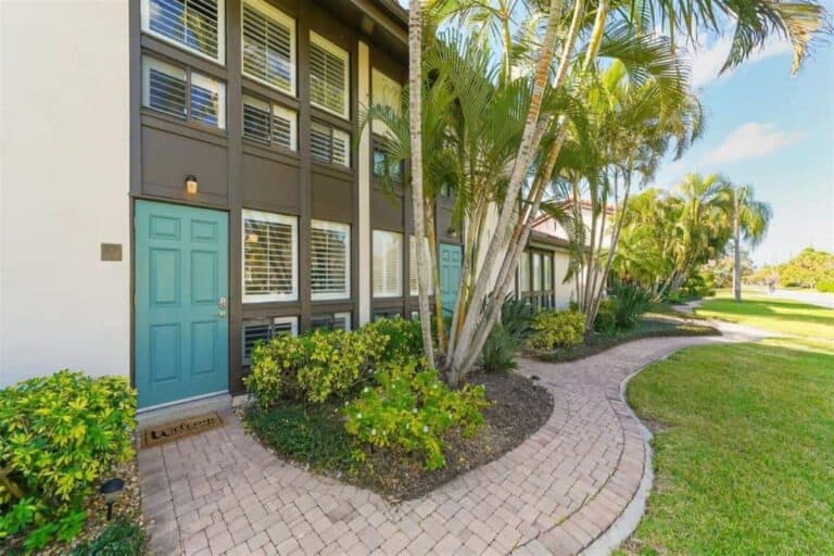 Embassy Villas Condos in Lido Key Sarasota, FL. - Grounds