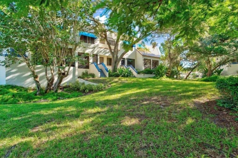 Fairway Bay Condos in Longboat Key, FL. - Grounds