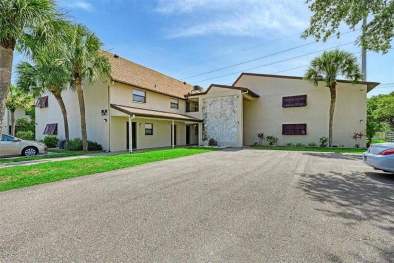 Gulf Gate Gardens Condos in Sarasota, FL. - Condo Building
