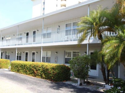 Gulf Holiday Condos in Siesta Key, FL. - Building