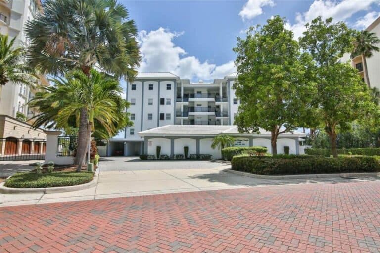 Harbor House South Condos in Downtown Sarasota, FL. - Building