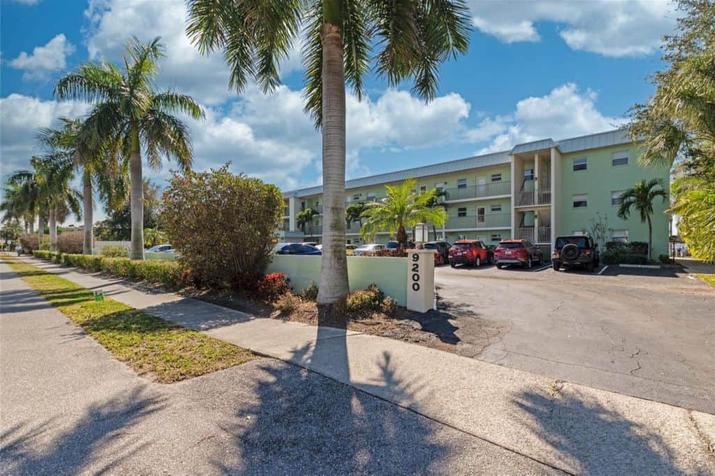 Inlet Condos in Siesta Key, FL. - Entrance