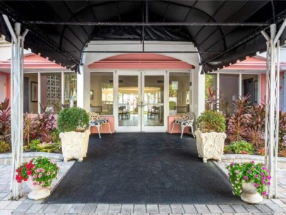 Le Chateau Condos in Downtown Sarasota, FL. - Entrance