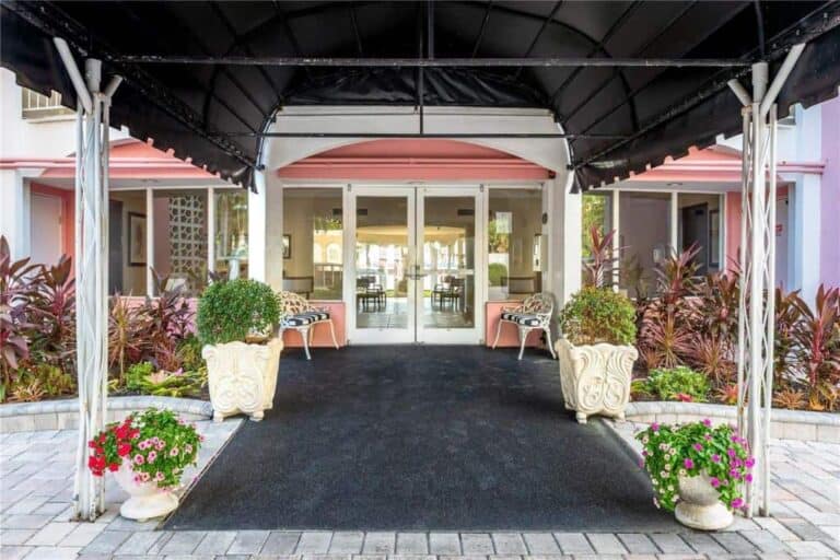 Le Chateau Condos in Downtown Sarasota, FL. - Entrance