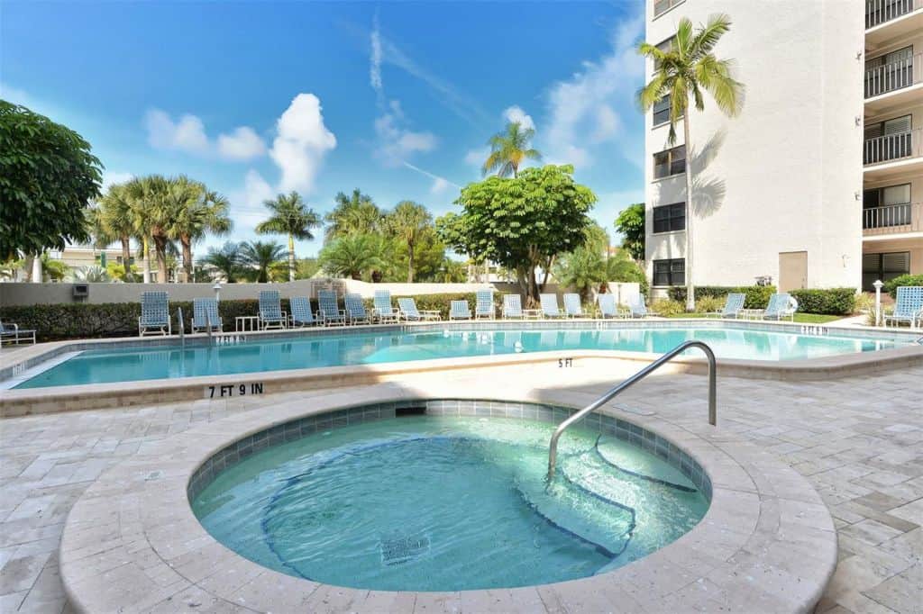 Lido Towers Condos in Lido Key Sarasota, FL. - Hot Tub