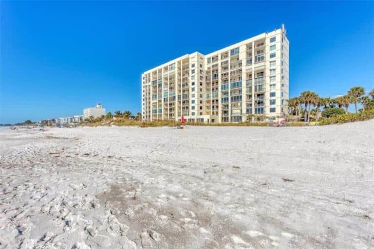 Longboat Harbour Towers Condos in Longboat Key, FL. - Beachfront