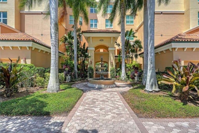 Meridian at The Oaks Condos in Osprey, FL. - Entrance