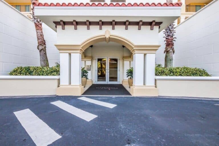 Palms At Riviera Dunes Condos in Palmetto, FL. - Entrance