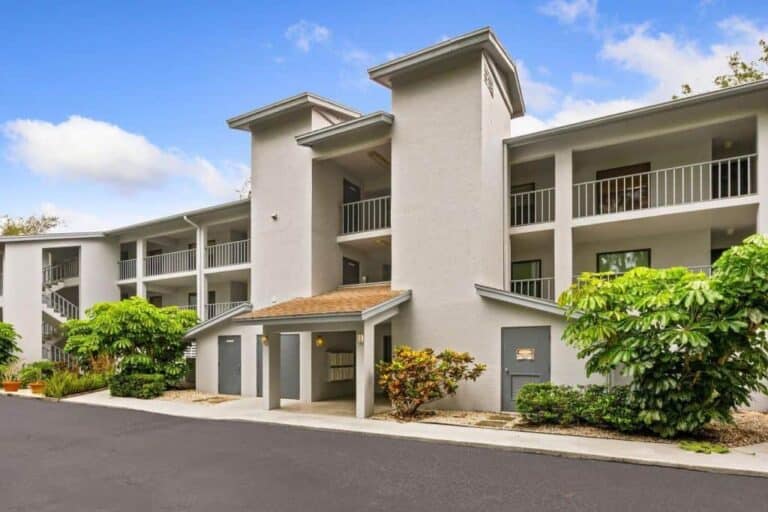 Paradise Cove Condos in Siesta Key, FL. - Building