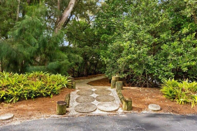 Paradise Cove Condos in Siesta Key, FL. - Grounds