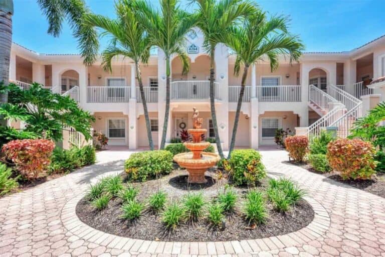 Plaza De Flores Condos in Palmer Ranch Sarasota, FL. - Building