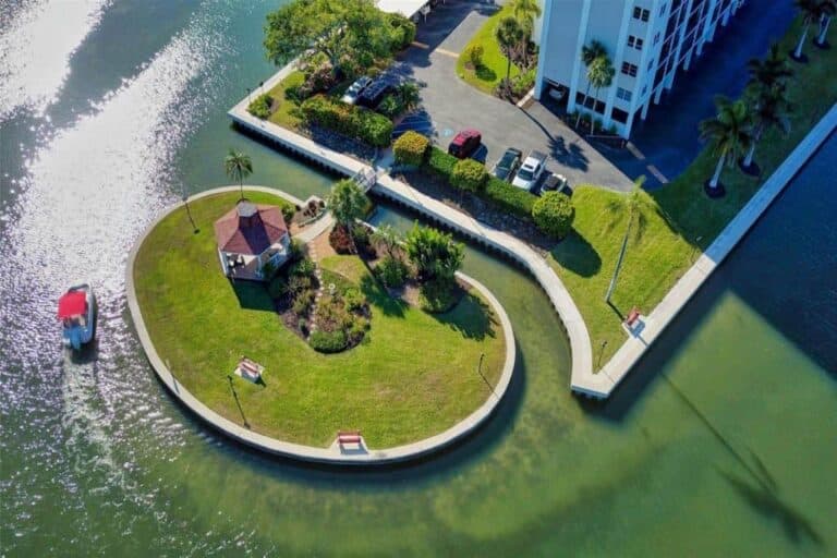 Pointe Condos in Siesta Key, FL. - Grounds