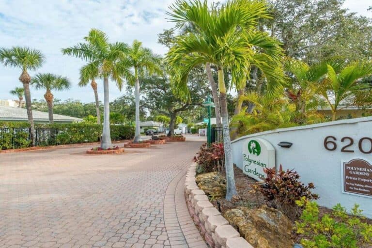 Polynesian Gardens Condos in Siesta Key, FL. - Entrance