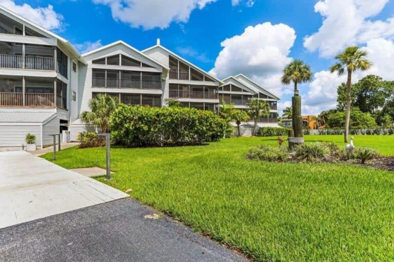 River Place Condos in Ellenton, FL. - Grounds