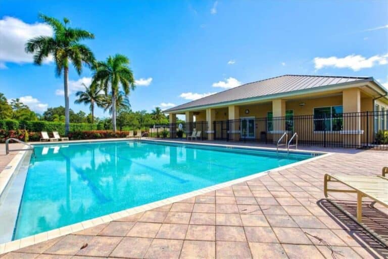 Riviera Dunes Condos in Palmetto, FL. - Pool