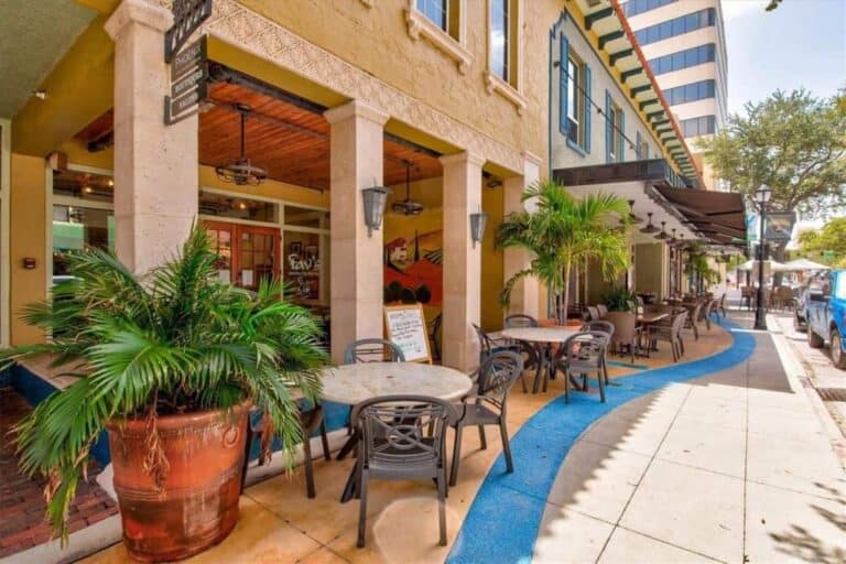 Riviera Dunes Condos in Palmetto, FL. - Restaurant