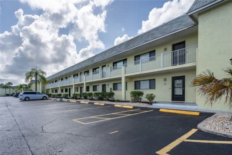 Sea Winds Condos in Siesta Key, FL. - Building
