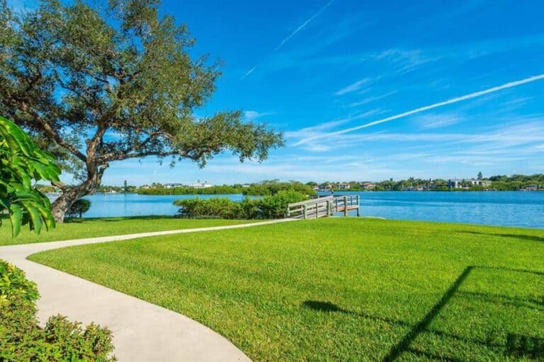 Siesta Harbor Condos For Sale in Siesta Key, FL. - Grounds