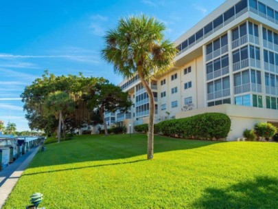 Siesta Harbor Condos For Sale in Siesta Key, FL. - Grounds