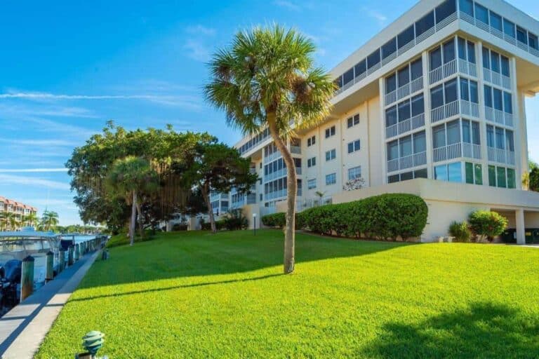 Siesta Harbor Condos For Sale in Siesta Key, FL. - Grounds
